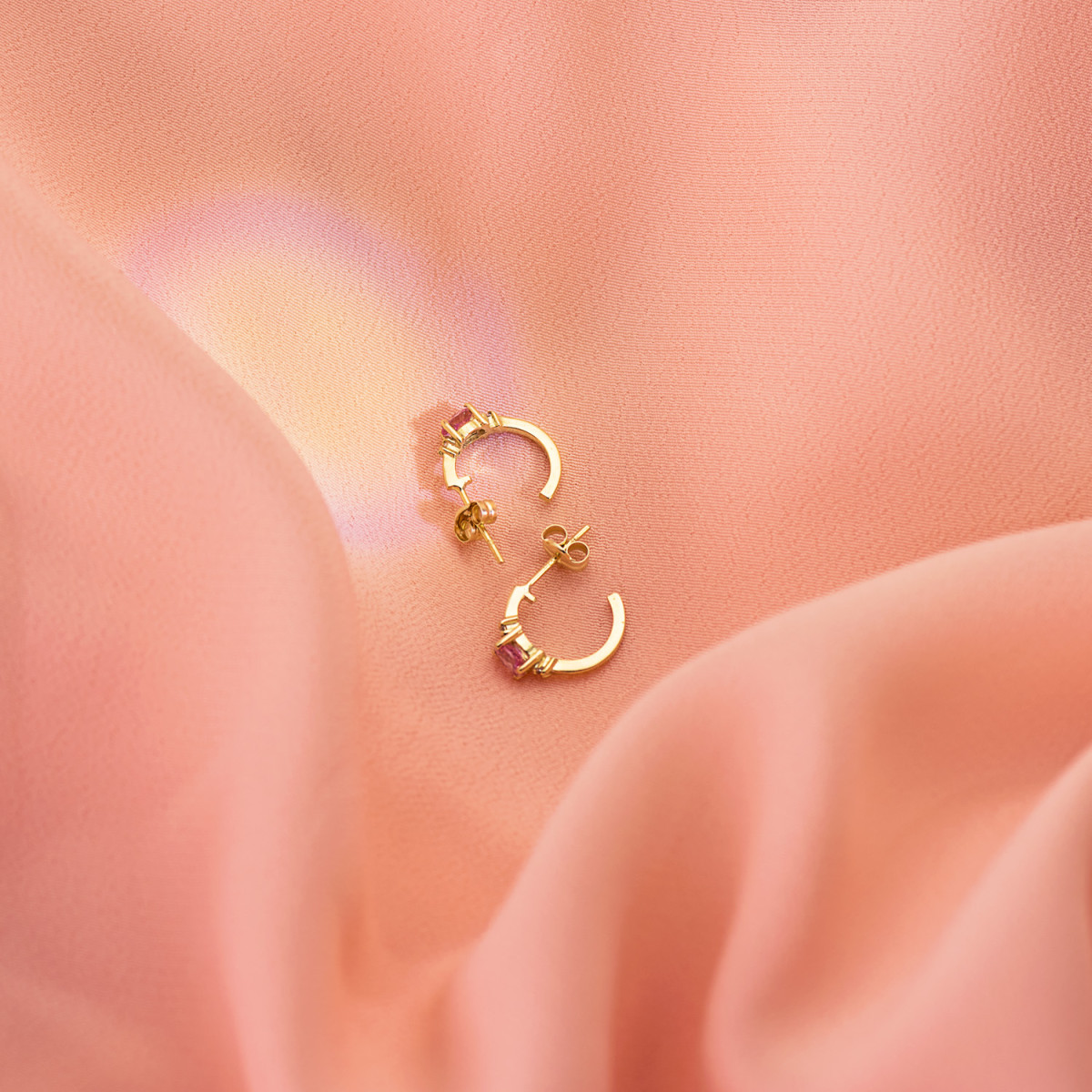 18K PENDIENTES ORO AMARILLO MEDIO ARO LISO CON CIRCONITA ROSA 12X3 MM CIERRE PRESION.