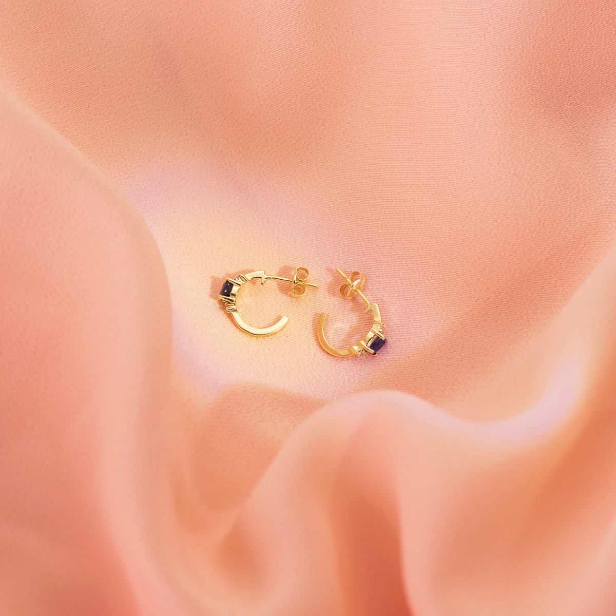 18K PENDIENTES ORO AMARILLO MEDIO ARO LISO CON ZAFIROS 12X3 MM CIERRE PRESION.