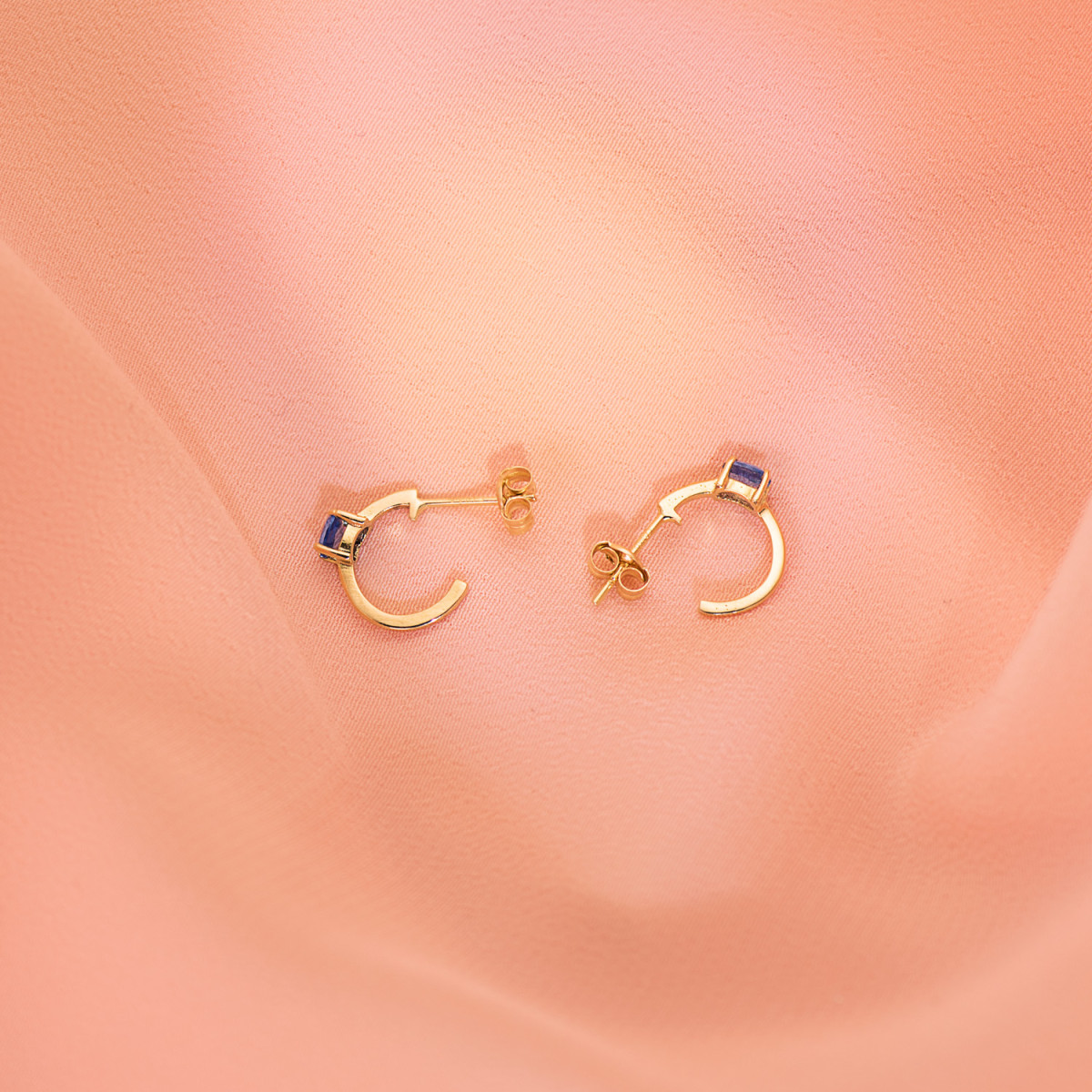 18K PENDIENTES ORO AMARILLO MEDIO ARO LISO CON AGUAMARINA 12X3 MM CIERRE PRESION.