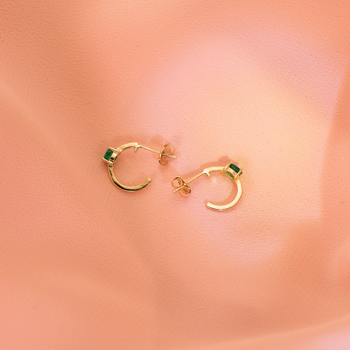 18K PENDIENTES ORO AMARILLO MEDIO ARO LISO CON ESMERALDAS 12X3 MM CIERRE PRESION.