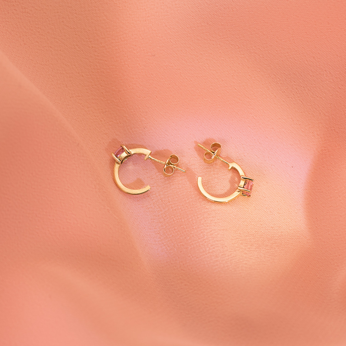18K PENDIENTES ORO AMARILLO MEDIO ARO LISO CON CIRCONITA ROSA 12X3 MM CIERRE PRESION.