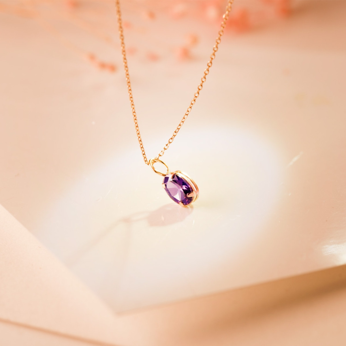 18K COLGANTE ORO AMARILLO OVAL PIEDRA COLOR AMATISTA 7 X 5 MM.