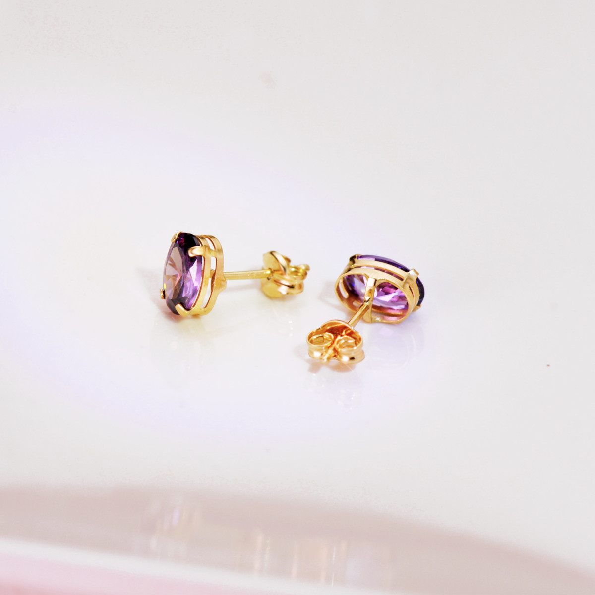 18K PENDIENTES ORO AMARILLO OVAL PIEDRA AMATISTA 7 X 5 MM. CIERRE PRESION
