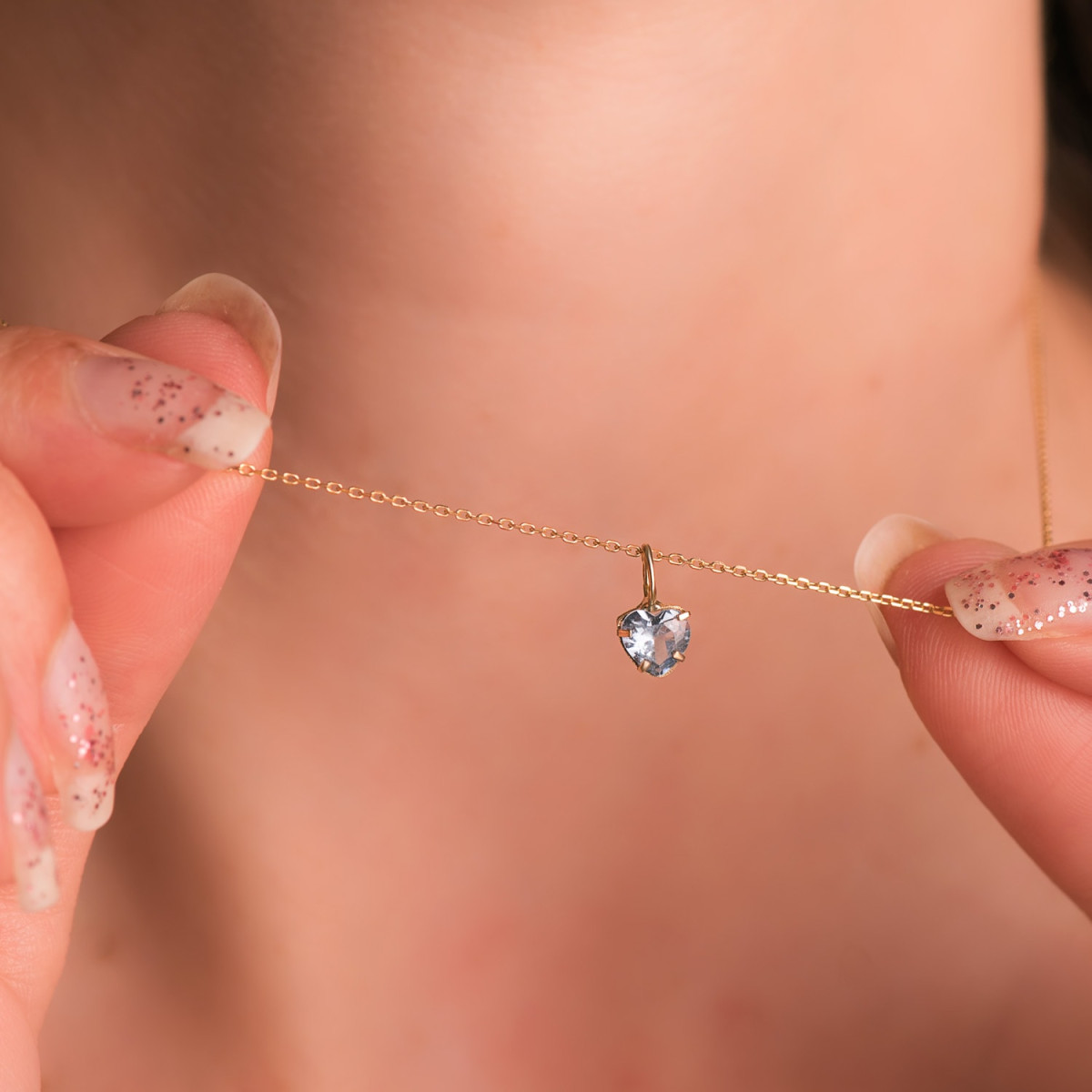 18K COLGANTE ORO AMARILLO CORAZON PIEDRA COLOR AGUAMARINA 5 X 5 MM.