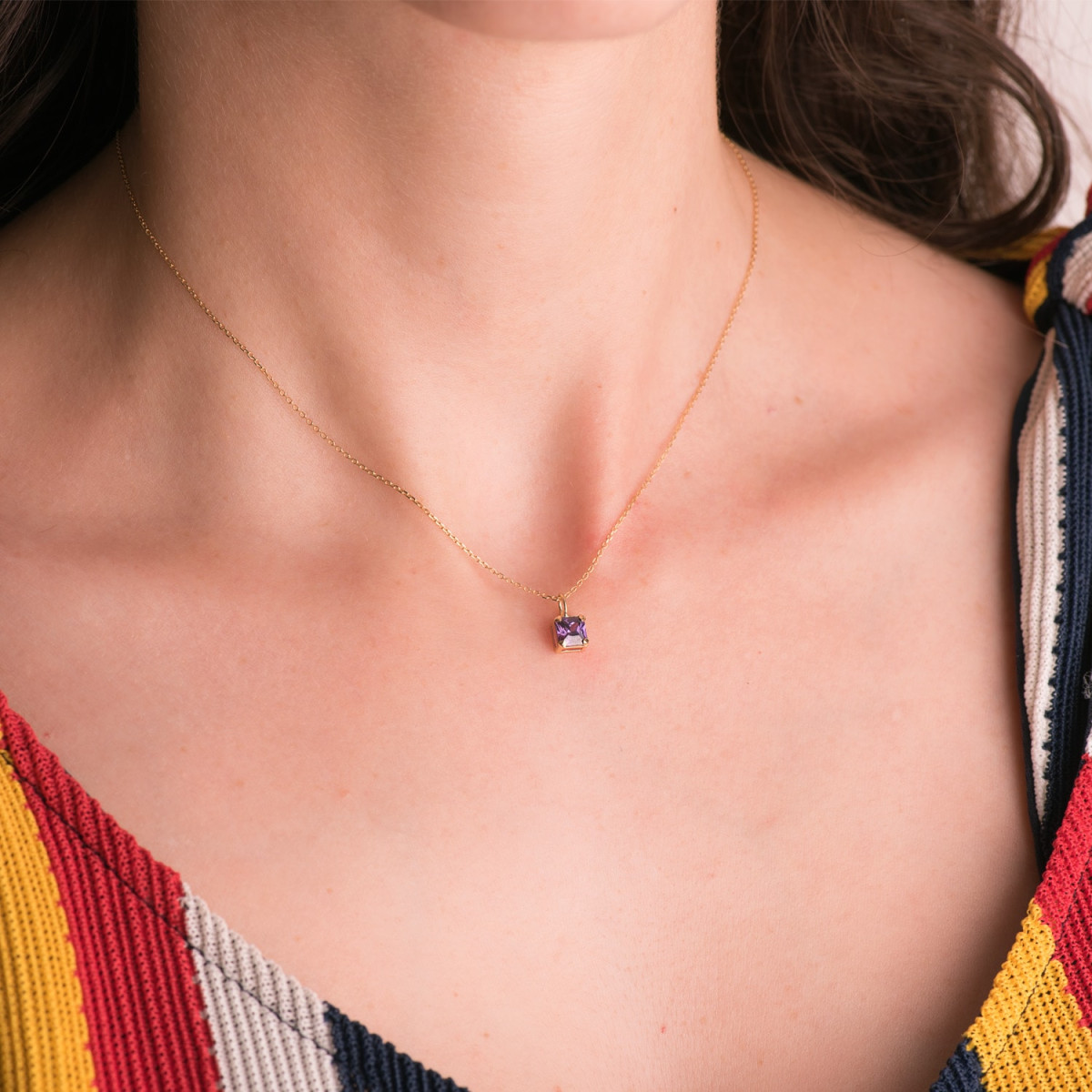 18K COLGANTE ORO AMARILLO CUADRADO CON GARRAS Y PIEDRA COLOR AMATISTA 5,5 X 5,5 MM.