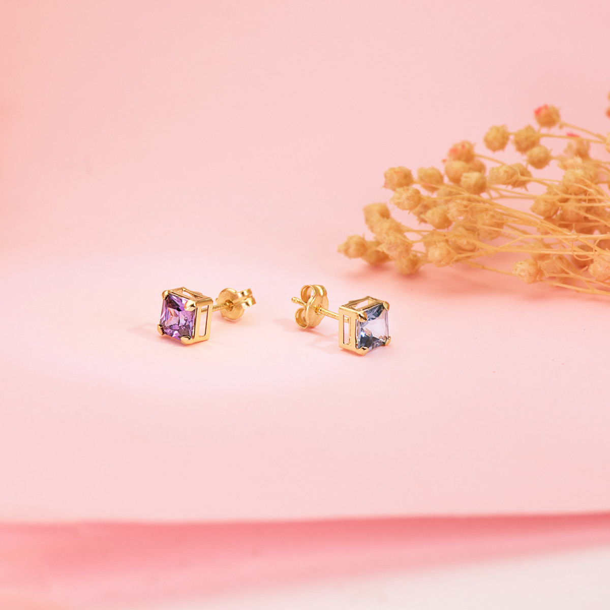 18K PENDIENTES ORO AMARILLO CUADRADOS PIEDRA COLOR AMATISTA 5,5 X 5,5 MM. CIERRE PRESION