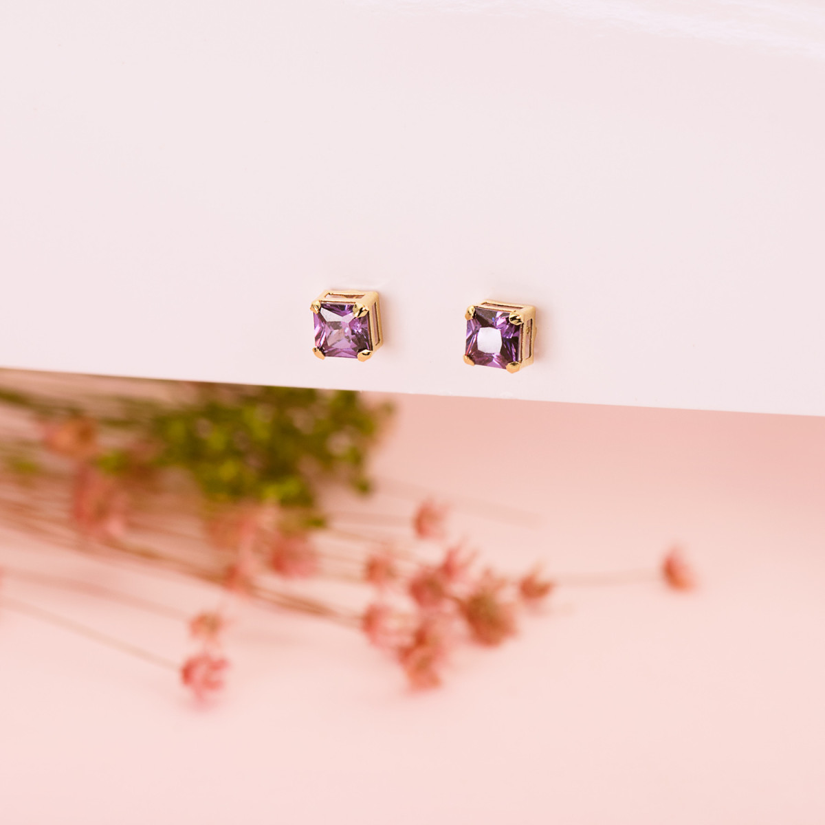 18K PENDIENTES ORO AMARILLO CUADRADOS PIEDRA COLOR AMATISTA 5,5 X 5,5 MM. CIERRE PRESION