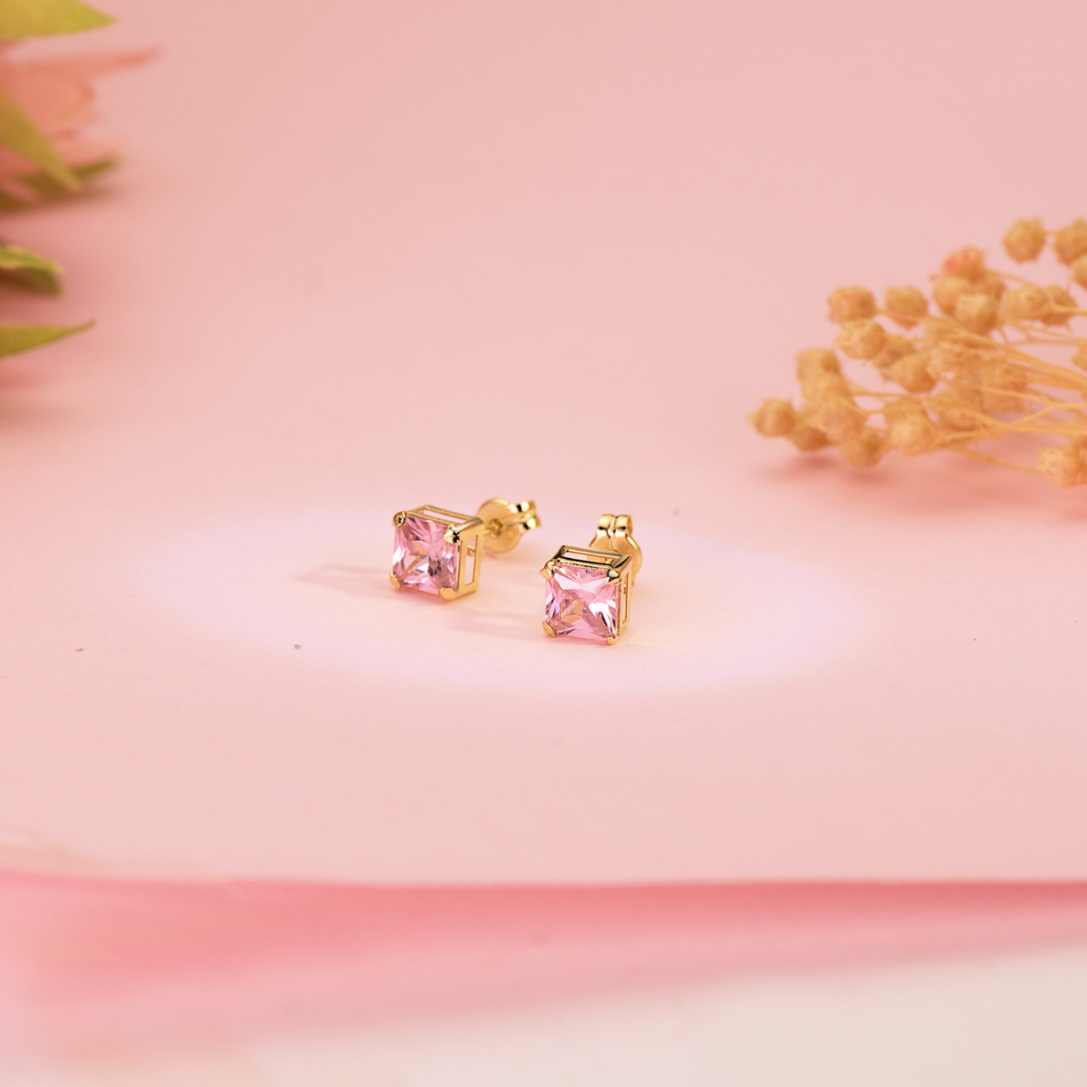 18K PENDIENTES ORO AMARILLO CUADRADOS PIEDRA COLOR ROSA 5,5 X 5,5 MM. CIERRE PRESION