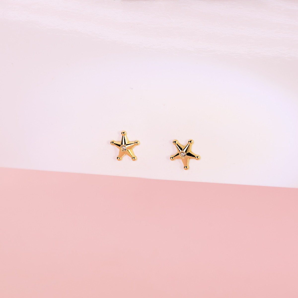 18K PENDIENTES ORO AMARILLO ESTRELLA SHERIFF CON BOLITAS Y CIRCONITAS. 7X7 MM CIERRE PRESION