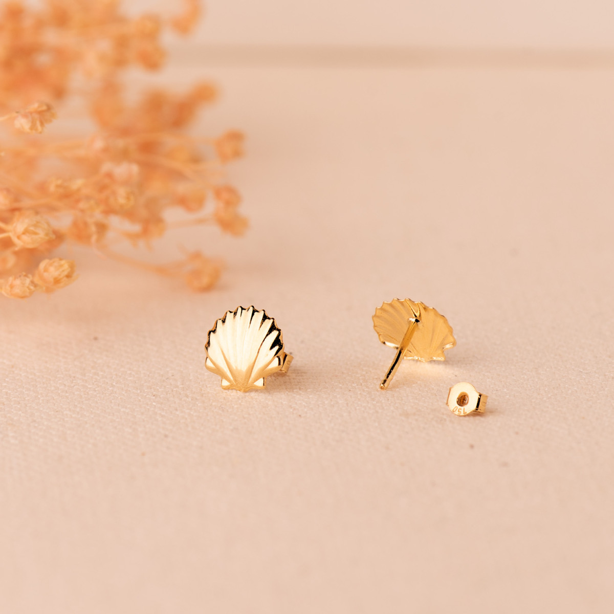 18K PENDIENTES ORO AMARILLO CONCHA BRILLO  8 X 8 MM. CIERRE PRESION