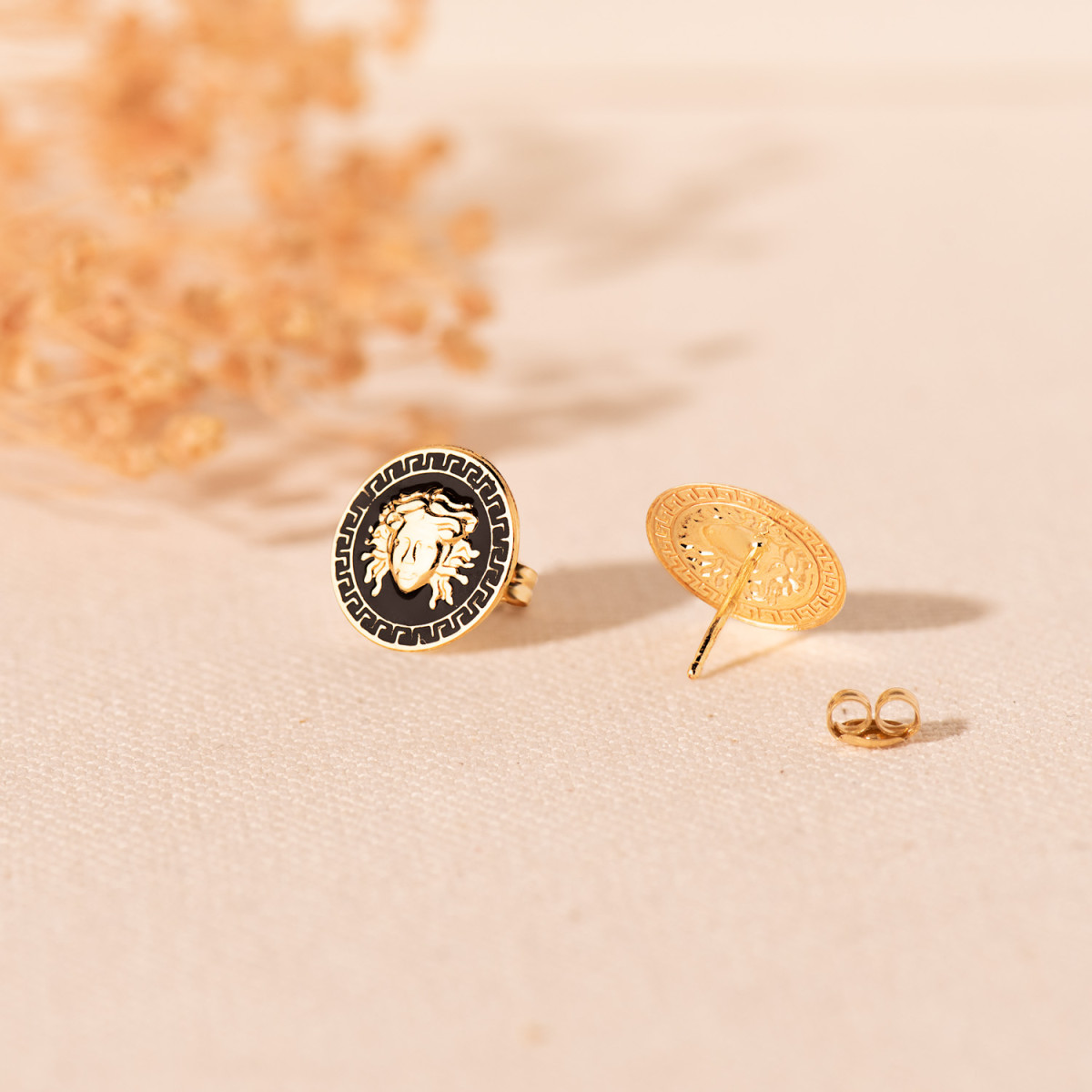 18K PENDIENTES ORO AMARILLO MEDUSA Y BORDE DE GRECA ESMALTE NEGRO. ANCHO: 12 MM. CIERRE PRESION