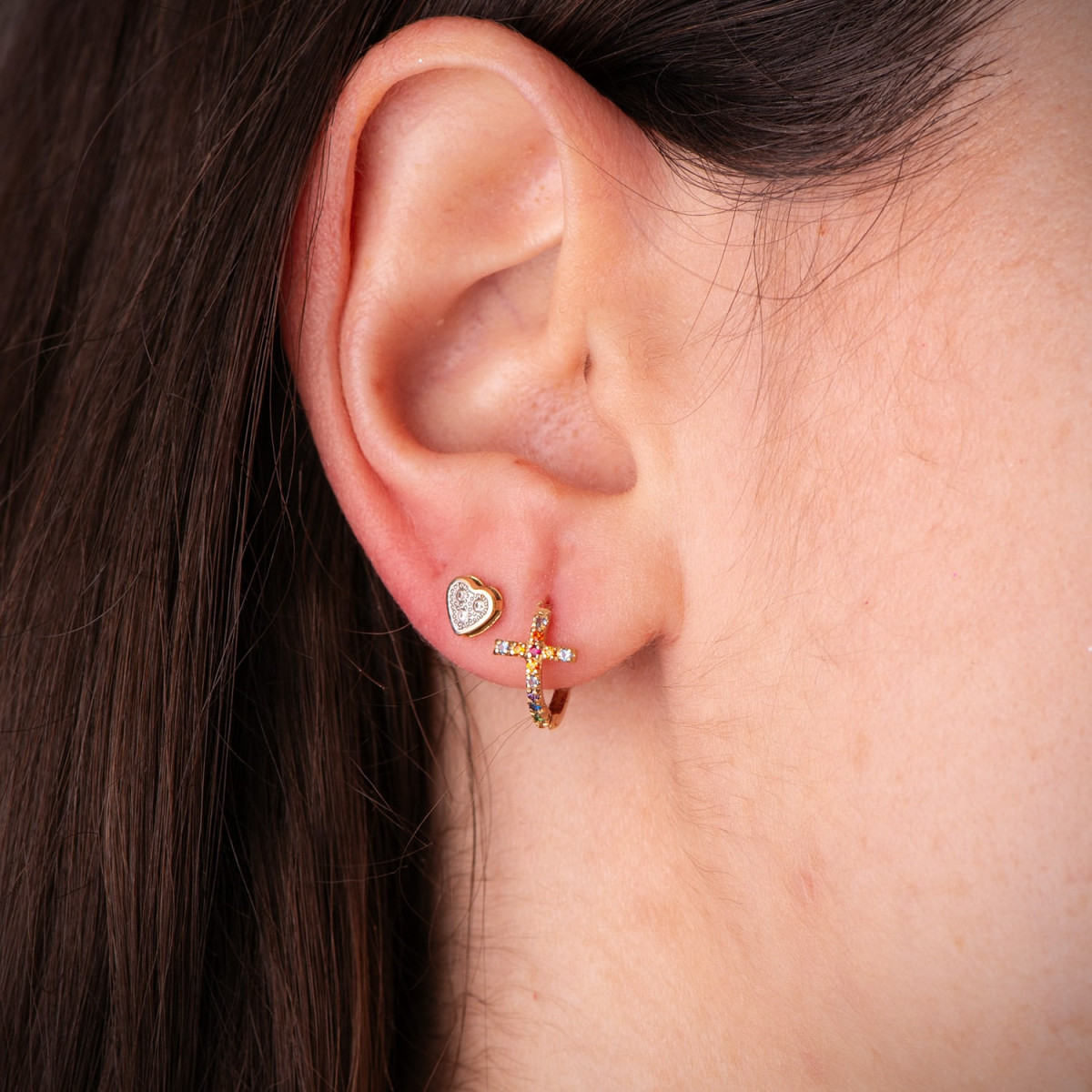 18K AROS ORO AMARILLO CRUZ CON CIRCONITAS COLORES. MEDIDA: 11 X 7 MM. CIERRE DE CLIP