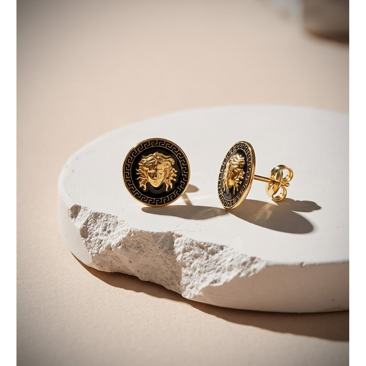 18K PENDIENTES ORO AMARILLO MEDUSA Y BORDE DE GRECA ESMALTE NEGRO. ANCHO: 10 MM. CIERRE PRESION