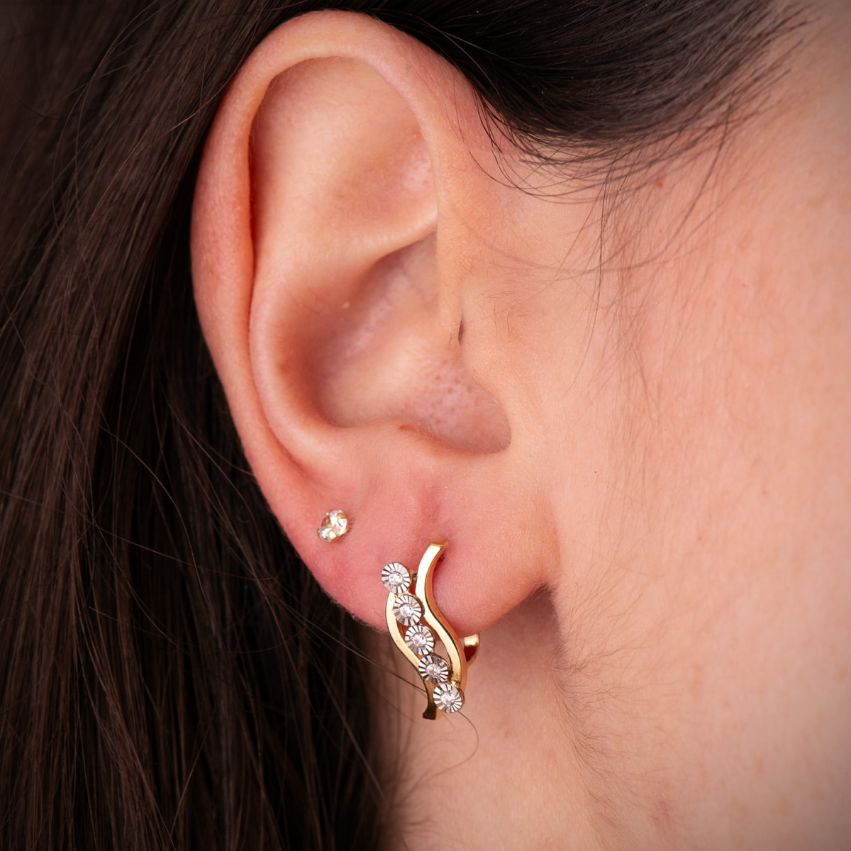 18K PENDIENTES ORO BICOLOR BANDAS Y MOTIVOS REDONDOS TALLADOS. 17 X 7 MM. CIERRE CATALAN