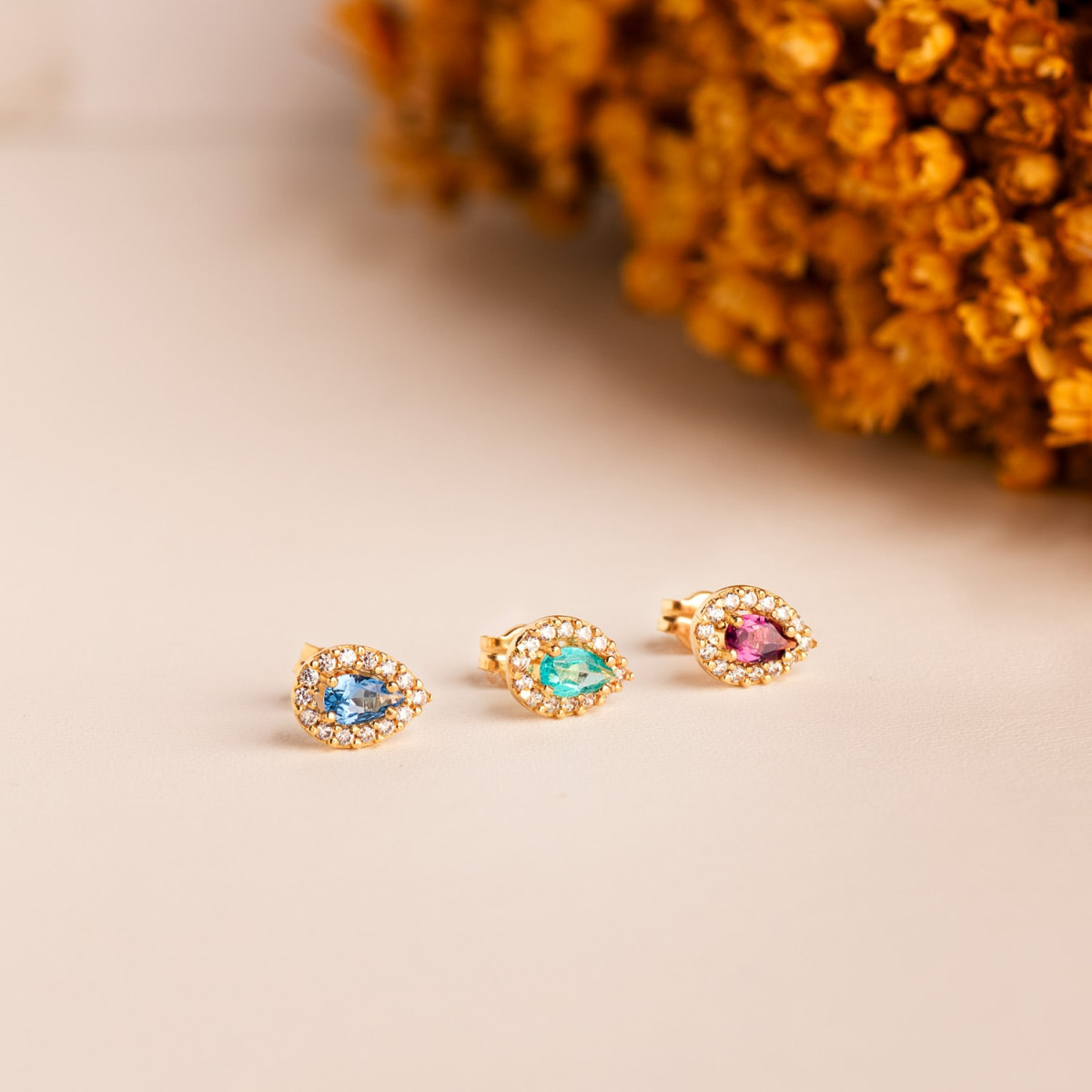 18K PENDIENTES ORO AMARILLO PIEDRA GOTA AZUL Y CIRCONITAS. 8,5 X 6 MM. CIERRE PRESION