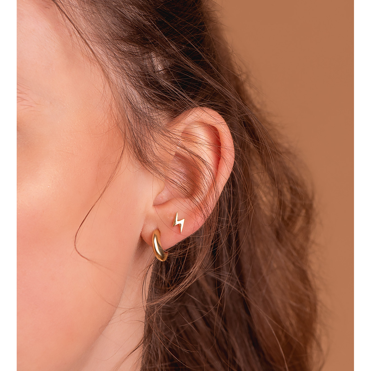 18K PENDIENTES ORO AMARILLO RAYO EN BRILLO. MEDIDA: 8X4 MM. CIERRE TUERCA