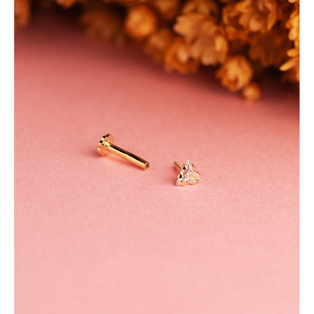 18K PIERCING DE OREJA ORO AMARILLO CIRCONITA TRIANGULO 3,5 X 3,5 MM. GRUESO BARRA 1.20 MM. CIERRE TUERCA