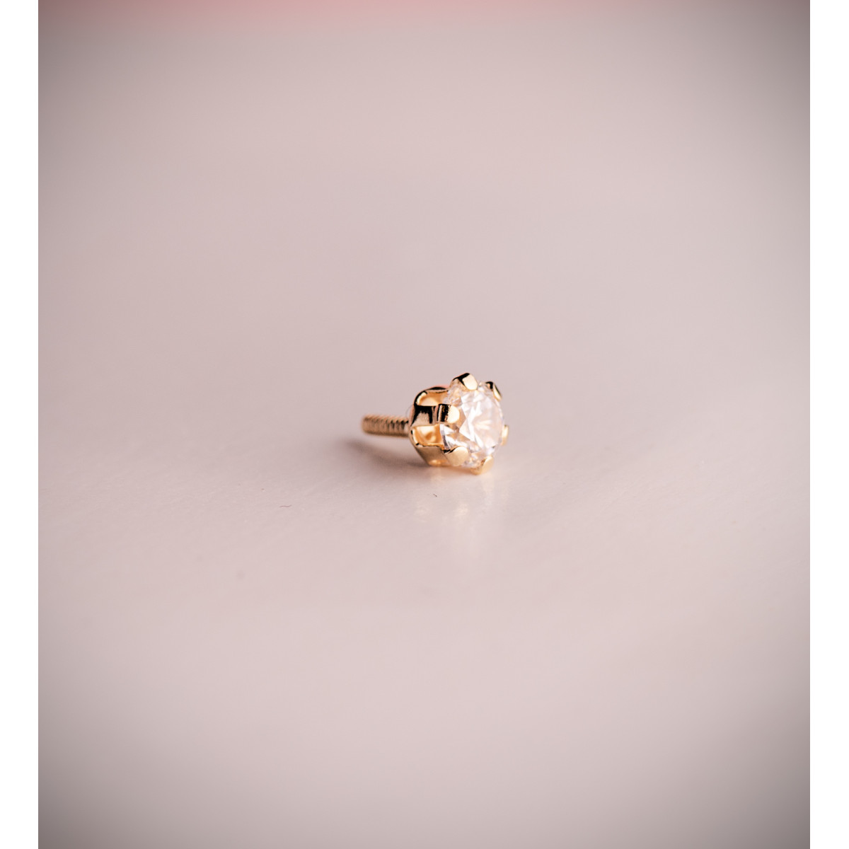 18K PIERCING DE OREJA ORO AMARILLO CIRCONITA CON GARRAS 3,5 MM. GRUESO BARRA 1.20 MM. CIERRE TUERCA