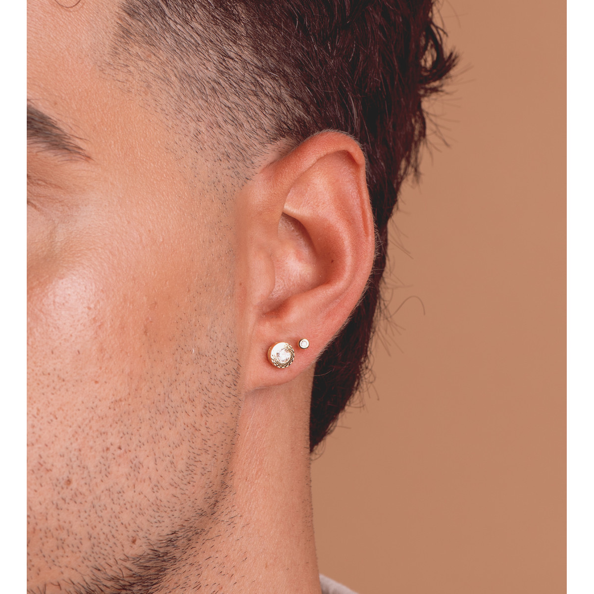 18K PIERCING DE OREJA ORO AMARILLO CHATON 3 MM CON CIRCONITA. GRUESO BARRA 1.20 MM. CIERRE TUERCA