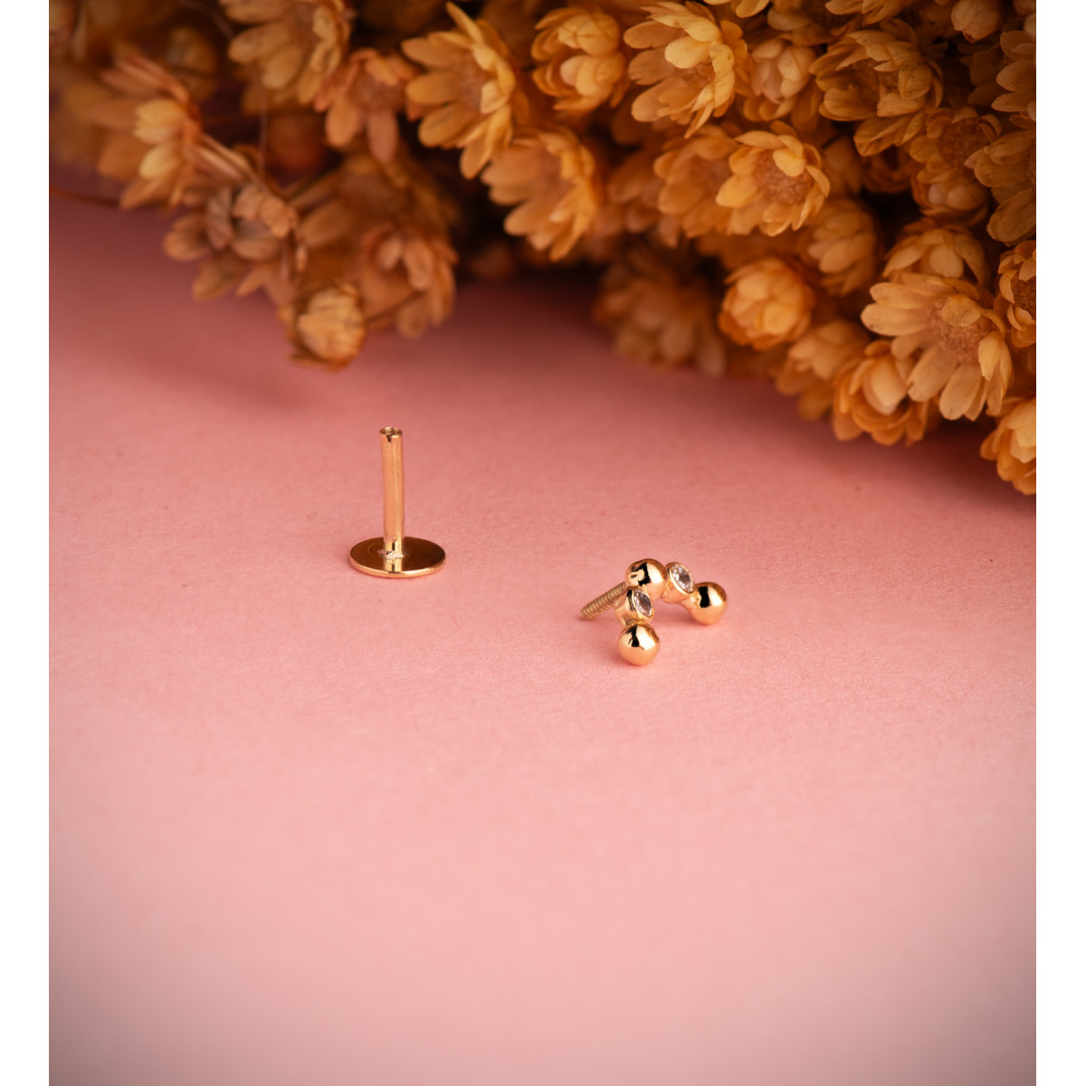 18K PIERCING DE OREJA ORO AMARILLO ARCO CON CIRCONITAS Y BOLAS. GRUESO BARRA 1.20 MM. MEDIDA: 8 X 4,5 MM. CIERRE TUERCA