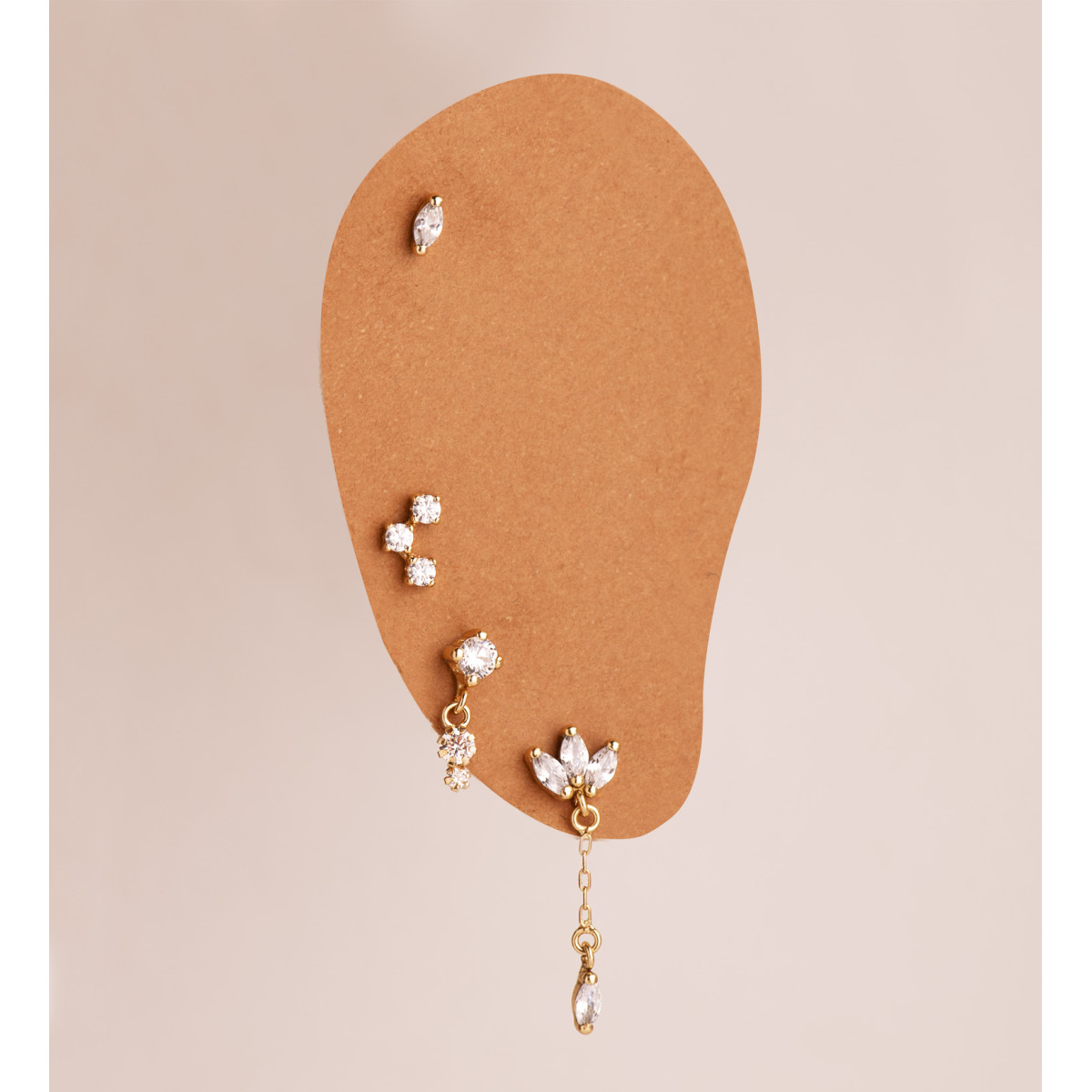 18K PIERCING DE OREJA ORO AMARILLO CON 3 CIRCONITAS. GRUESO BARRA 1.20 MM. MEDIDA: 6,5 X 4 MM. CIERRE TUERCA