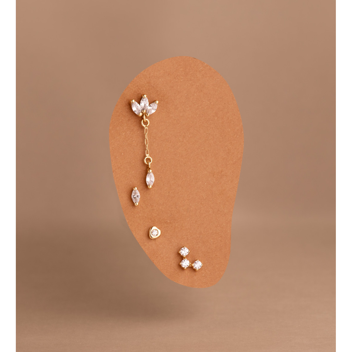 18K PIERCING DE OREJA ORO AMARILLO CON 3 CIRCONITAS. GRUESO BARRA 1.20 MM. MEDIDA: 6,5 X 4 MM. CIERRE TUERCA