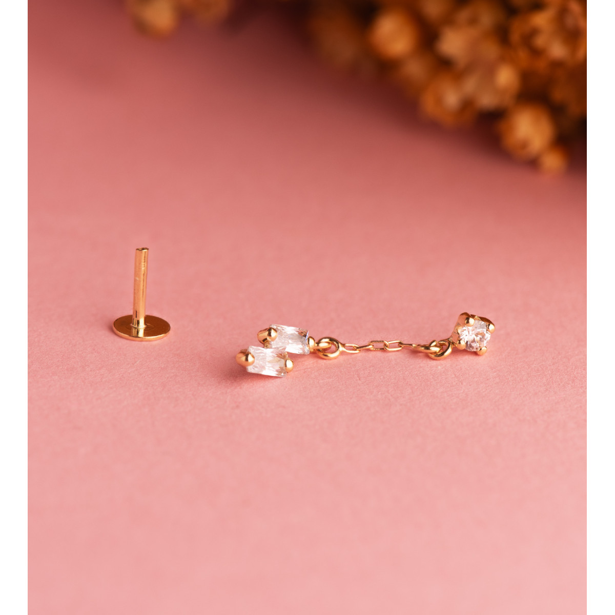 18K PIERCING DE OREJA ORO AMARILLO CON 2 CIRCONITAS BAGUETTE Y CADENA. GRUESO BARRA 1.20 MM. MEDIDA: 24 X 4 MM. CIERRE TUERCA