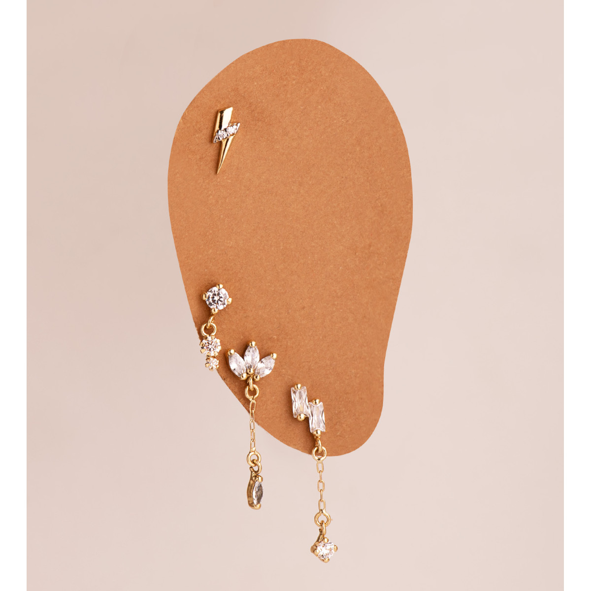 18K PIERCING DE OREJA ORO AMARILLO CON 2 CIRCONITAS BAGUETTE Y CADENA. GRUESO BARRA 1.20 MM. MEDIDA: 24 X 4 MM. CIERRE TUERCA