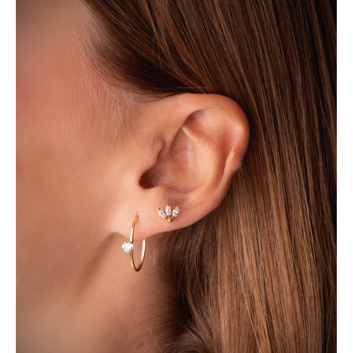 18K PENDIENTES ORO AMARILLO OVAL ABIERTO CON CIRCONITA. MEDIDA 18 X 13 MM. CIERRE PRESION