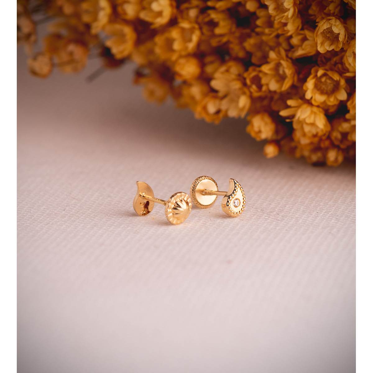 18K PENDIENTES ORO AMARILLO GOTA CURVA CON CIRCONITAS Y BORDES BOLITAS. MEDIDA: 6 X 4 MM.CIERRE TUERCA