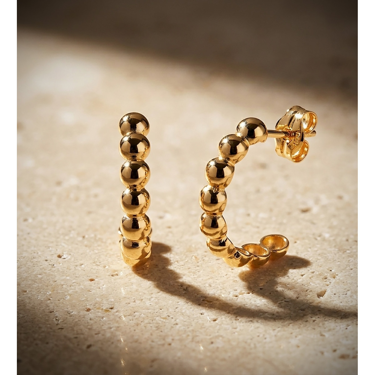 18K PENDIENTES ORO AMARILLO MEDIO ARO ABIERTO DE BOLAS EN BRILLO. MEDIDA: 15X3 MM. CIERRE PRESION