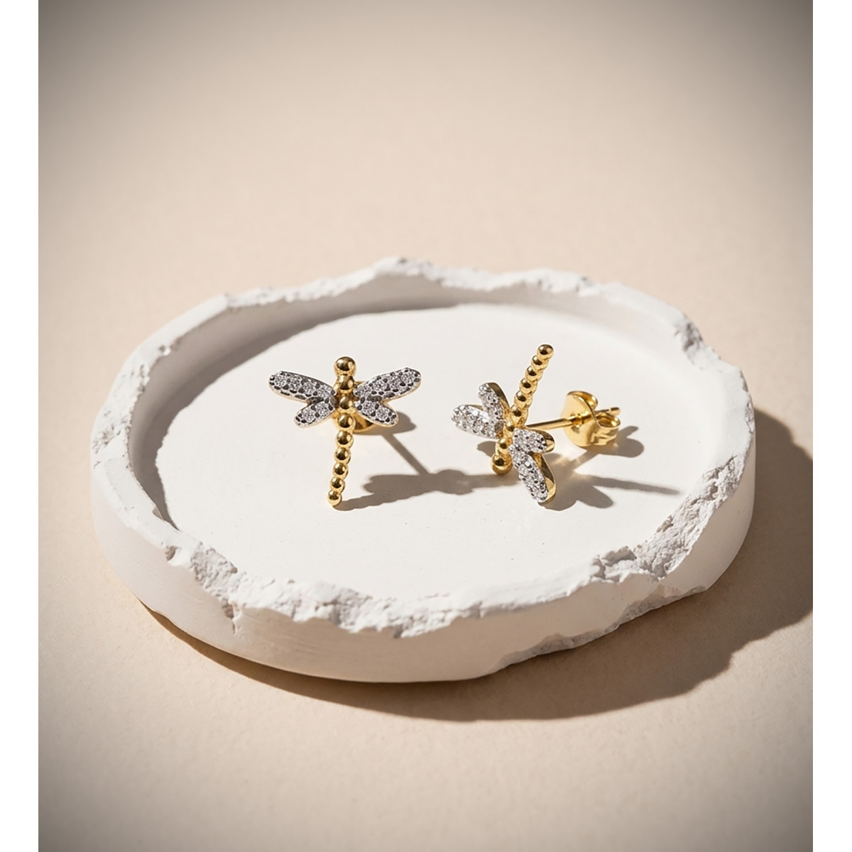 18K SORTIJA ORO BICOLOR CON LILIBELULA CUERPO DE BOLITAS Y ALAS DE CIRCONITAS. ANCHO: 17 MM