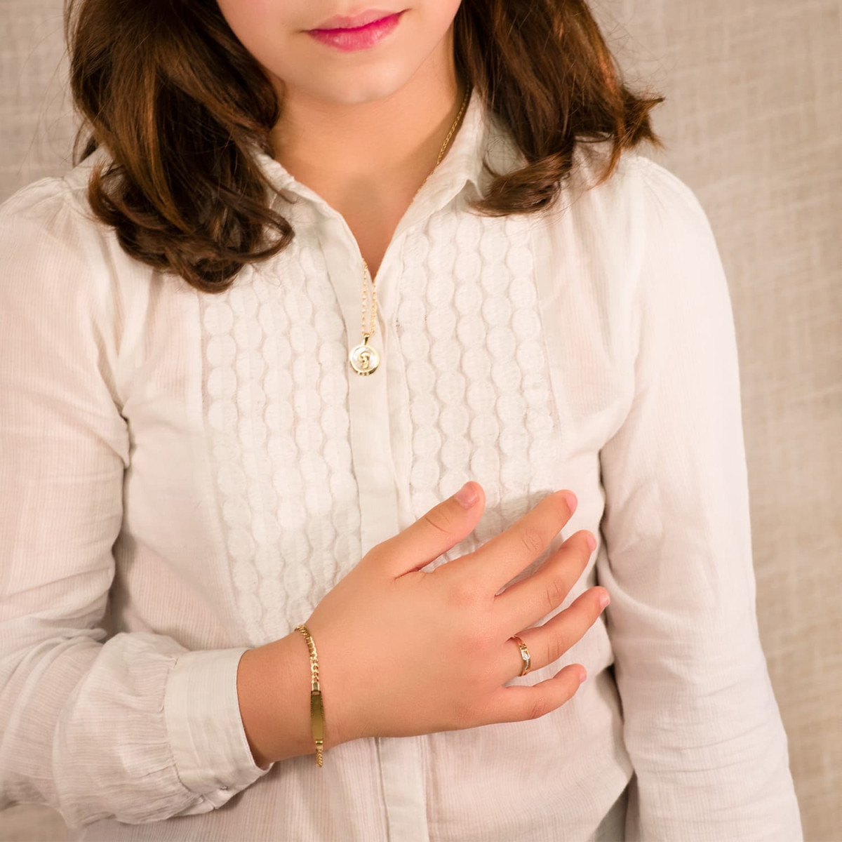 18K MEDALLA ORO AMARILLO VIRGEN NIÑA CON NACAR Y CIRCONITA 14 MM