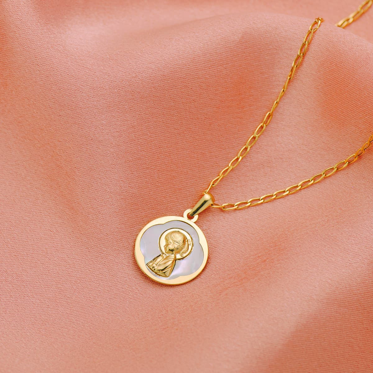 18K MEDALLA ORO AMARILLO REDONDA CON NACAR BLANCO Y VIRGEN NIÑA. 15 MM