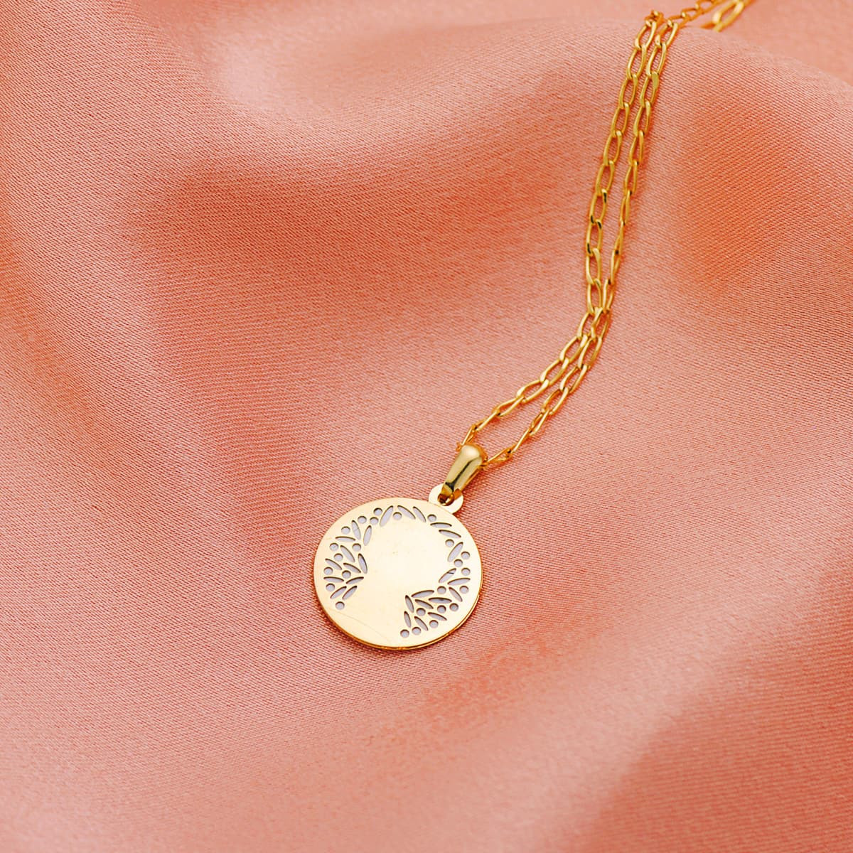 18K MEDALLA ORO AMARILLO REDONDA CON NACAR BLANCO Y VIRGEN NIÑA. 15 MM