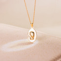 18K MEDALLA ORO AMARILLO OVAL CON NACAR BLANCO Y VIRGEN NIÑA 17 X 12 MM