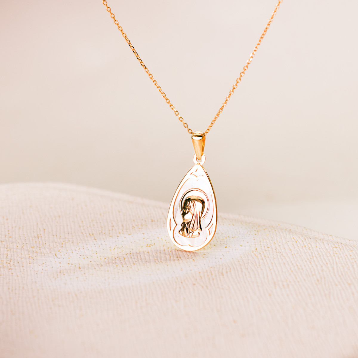 18K MEDALLA ORO AMARILLO GOTA CON NACAR BLANCO Y VIRGEN NIÑA 21 X 14 MM