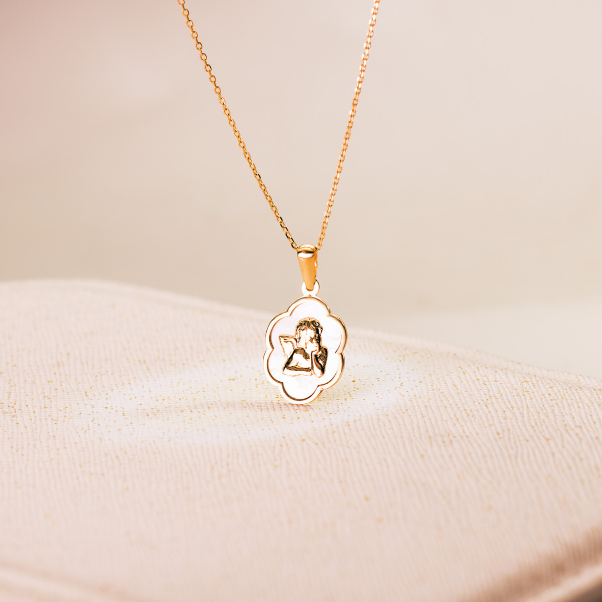 18K COLGANTE ORO AMARILLO NUBE CON ANGEL BURLON Y NACAR BLANCO 15 X 12 MM