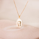 18K MEDALLA ORO AMARILLO OVALADA CON NACAR BLANCO Y VIRGEN NIÑA 17X12 MM