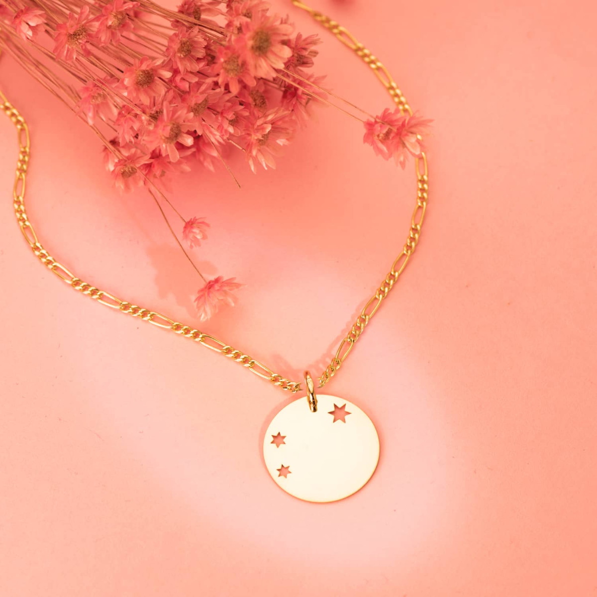 18K COLGANTE AMULETO ORO AMARILLO REDONDO ROSA DE LOS VIENTOS GRABADA EN BRILLO 18 MM