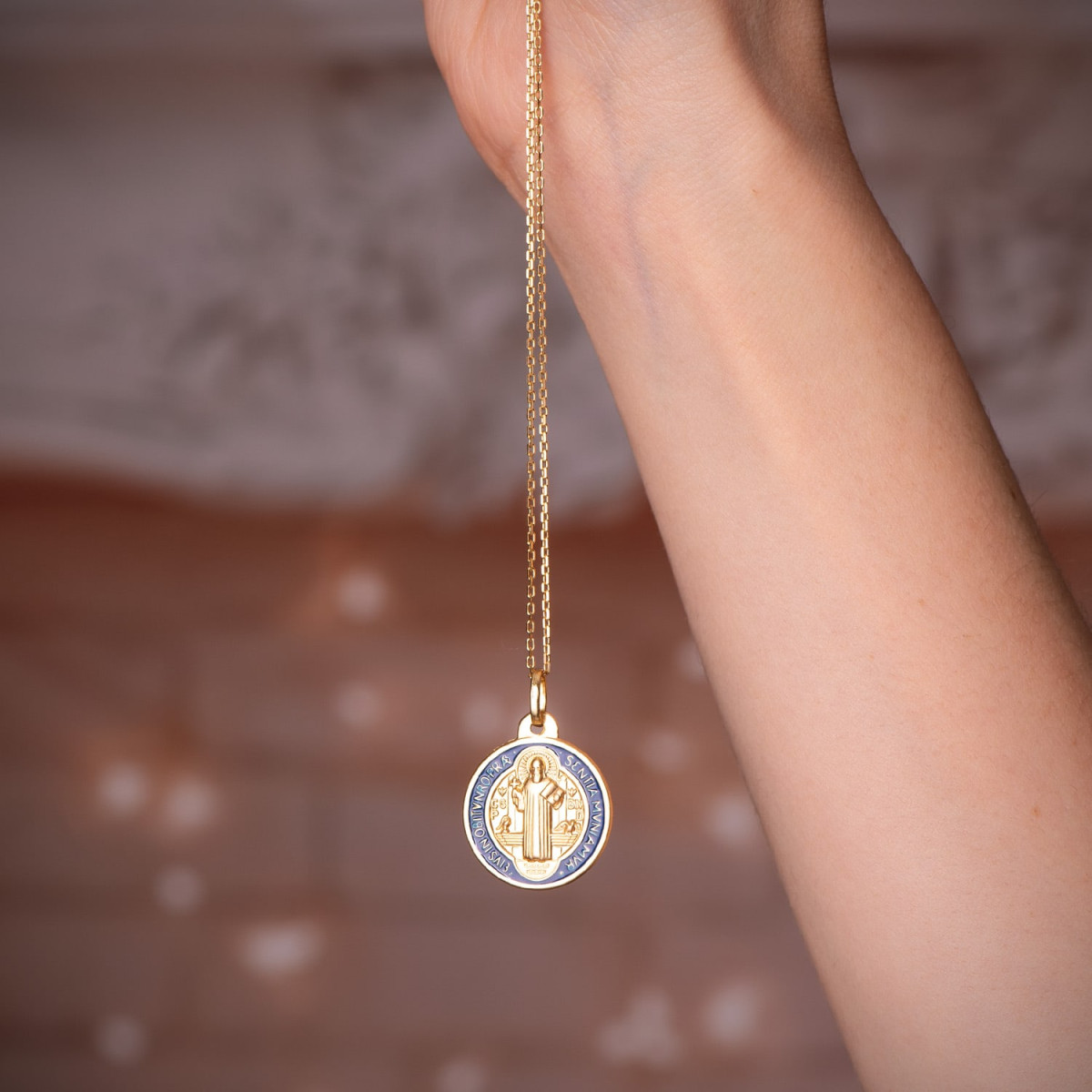 18K ESCAPULARIO ORO AMARILLO SAN BENITO MONJE MATIZADO ESMALTE AZUL. ANCHO: 20 MM