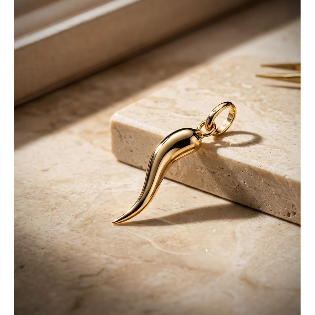 18K COLGANTE AMULETO ORO CUERNO  DE LA ABUNDANCIA EN BRILLO. MEDIDA: 20 X 3,5 MM