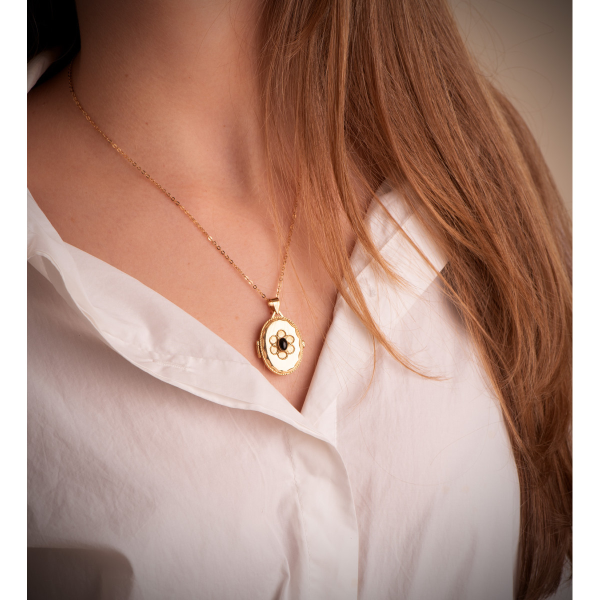 18K GUARDAPELO DIJE PORTAFOTOS ORO AMARILLO OVAL CON PIEDRA AZUL Y BORDE HILO RELIADO. 26X21 MM