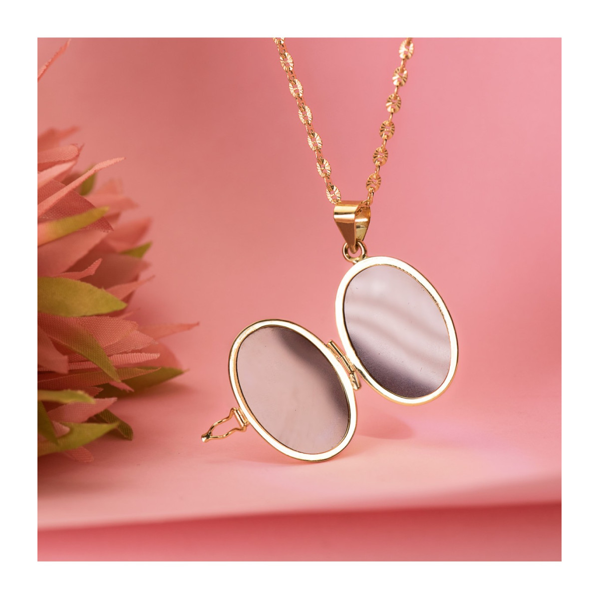 18K GUARDAPELO DIJE PORTAFOTOS OVAL ORO AMARILLO LABRADO. 26X21 MM