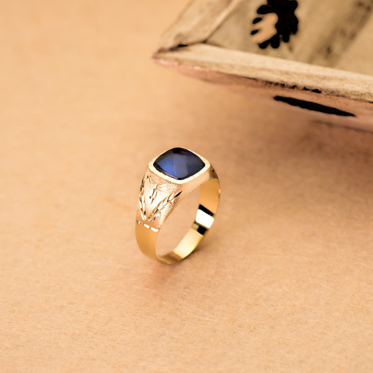 9K SELLO ORO AMARILLO CON PIEDRA ZAFIRO SPINEL 9X9 MM LATERAL TALLADO