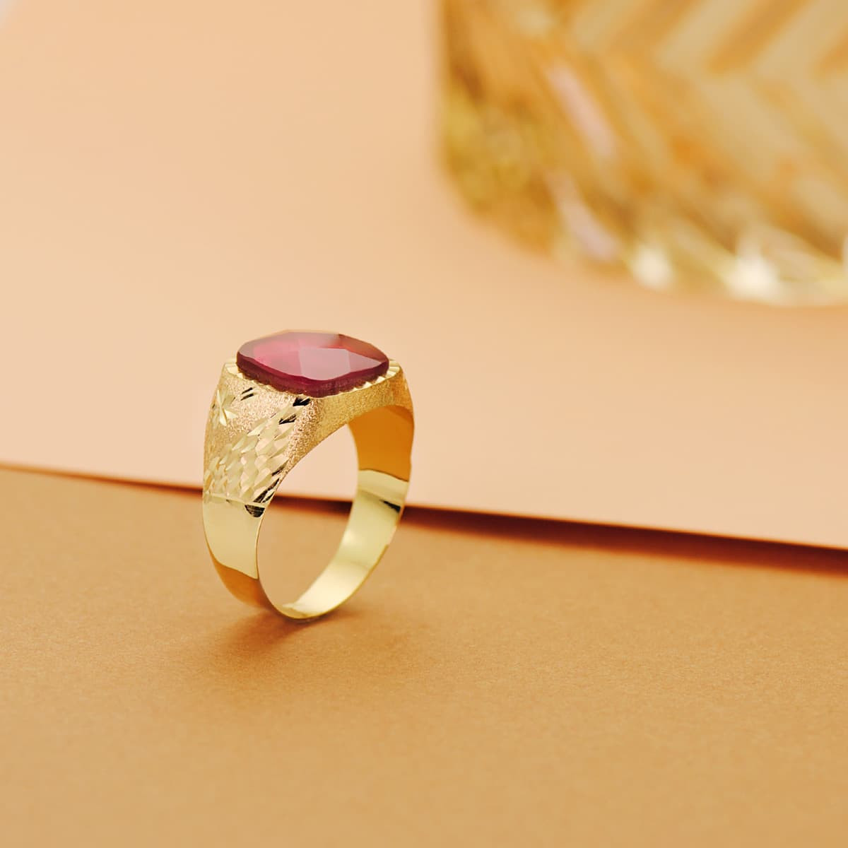 9K SELLO ORO AMARILLO HUECO PIEDRA ROJA LATERAL TALLADO. ANCHO: 14 MM