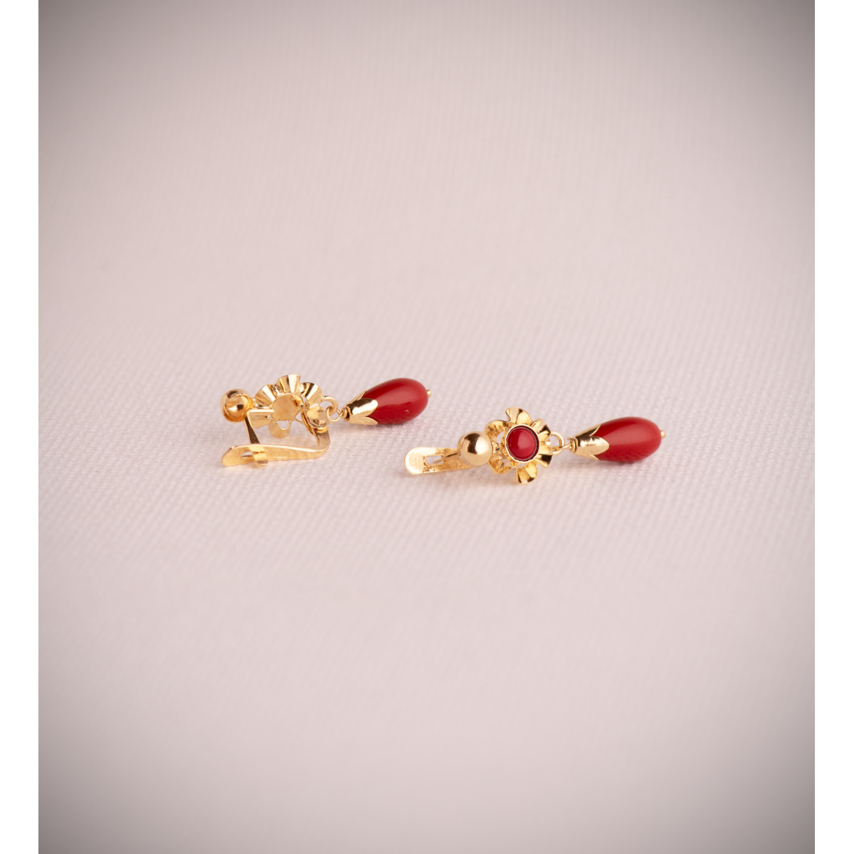 18K PENDIENTES ORO AMARILLO CUBANAS  LAGRIMA CORALINA. MEDIDA: 22X7 MM. CIERRE CATALAN