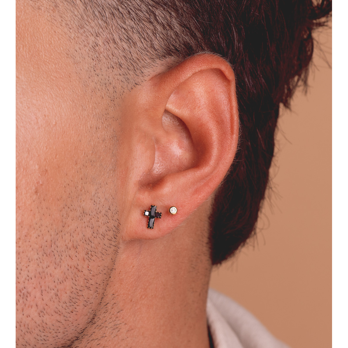 18K PENDIENTES ORO AMARILLO CRUZ CON CIRCONITAS NEGRAS BAGUETTE. 8,5 X 6,5 MM. CIERRE PRESION