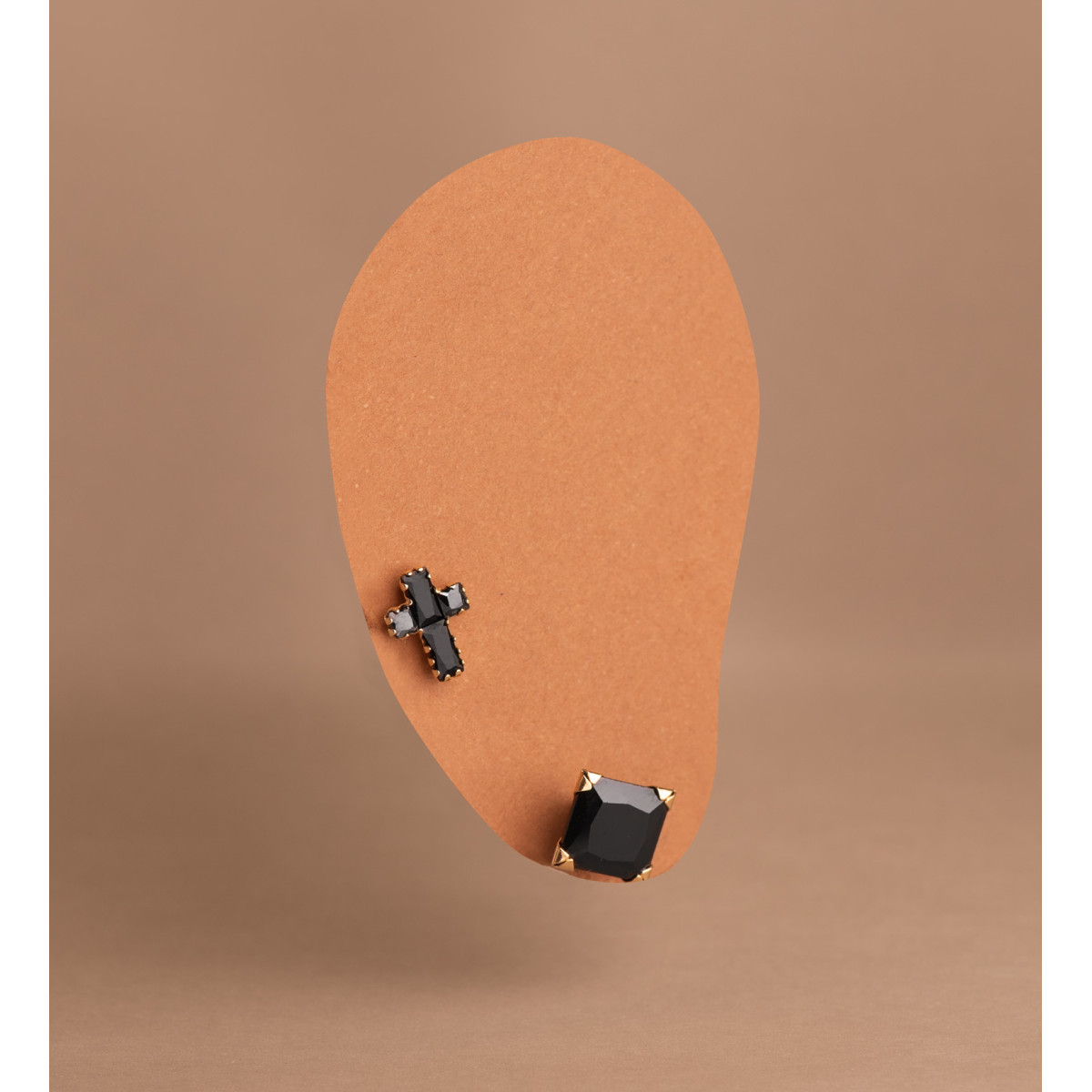 18K PENDIENTES ORO AMARILLO CRUZ CON CIRCONITAS NEGRAS BAGUETTE. 8,5 X 6,5 MM. CIERRE PRESION