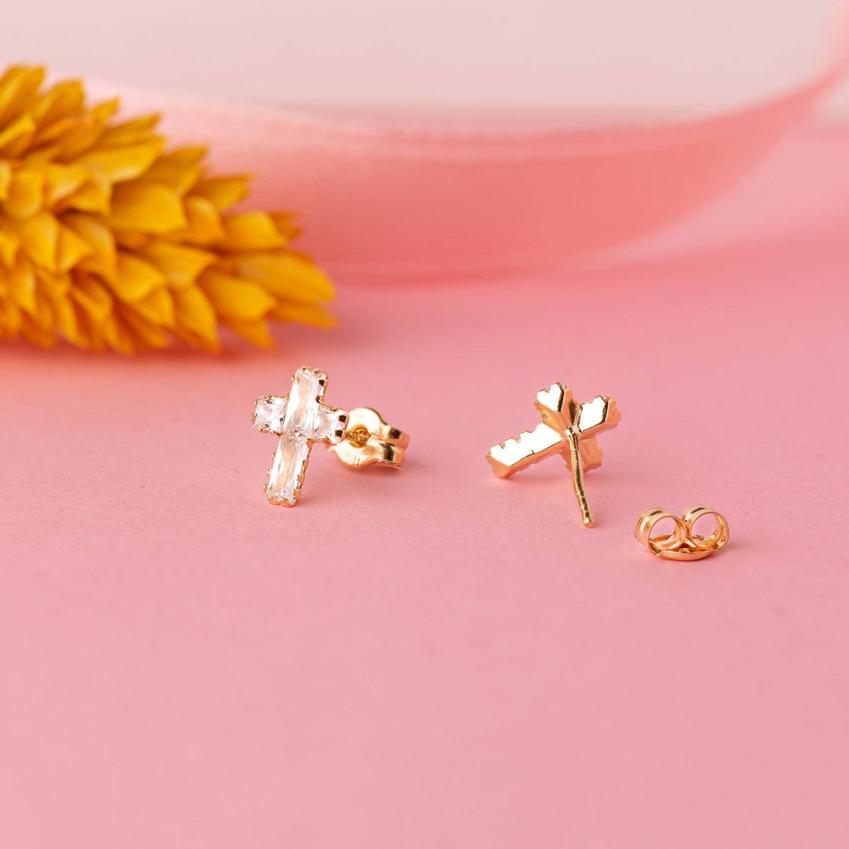 18K PENDIENTES ORO AMARILLO CRUZ CIRCONITAS BAGUETTE. 8,5 X 6,5 MM. CIERRE PRESION